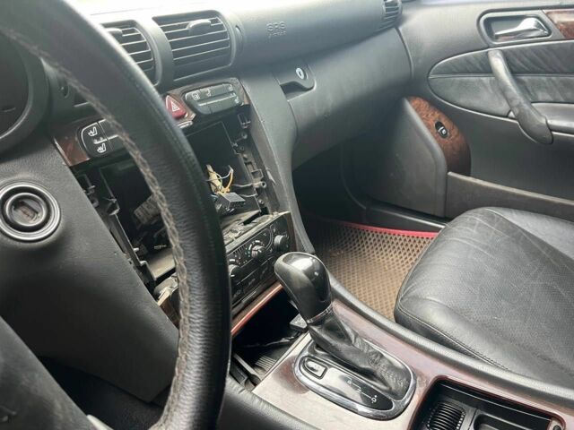 Черный Мерседес 240, объемом двигателя 2.6 л и пробегом 356 тыс. км за 3750 $, фото 4 на Automoto.ua