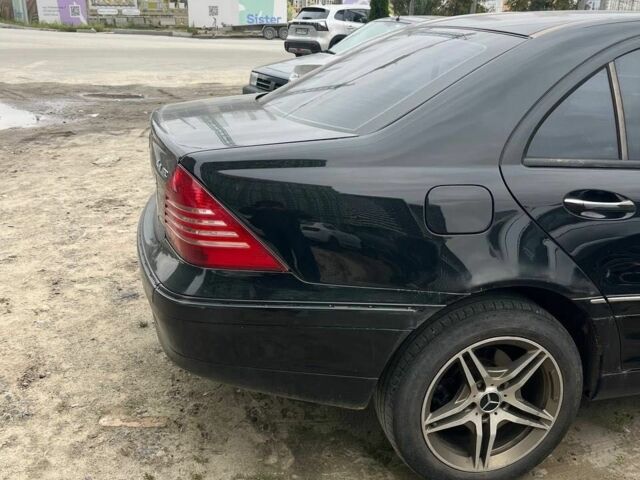 Черный Мерседес 240, объемом двигателя 2.6 л и пробегом 356 тыс. км за 3750 $, фото 6 на Automoto.ua