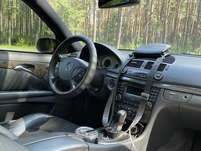 Черный Мерседес 240, объемом двигателя 2.6 л и пробегом 300 тыс. км за 5200 $, фото 1 на Automoto.ua