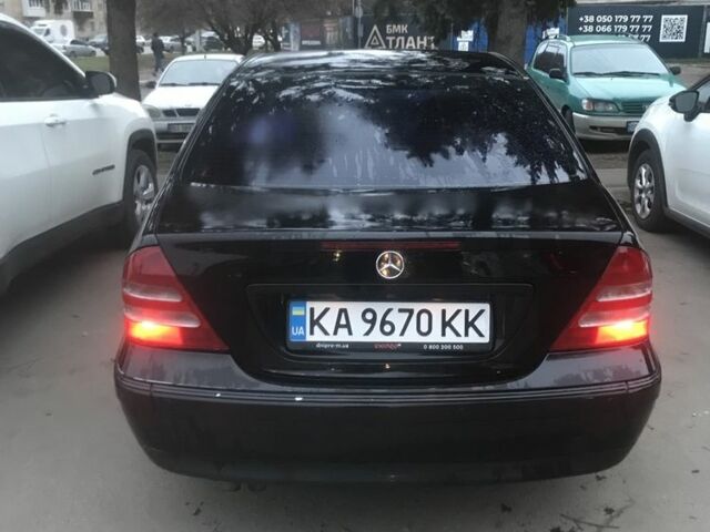 Черный Мерседес 240, объемом двигателя 2.6 л и пробегом 314 тыс. км за 5235 $, фото 1 на Automoto.ua