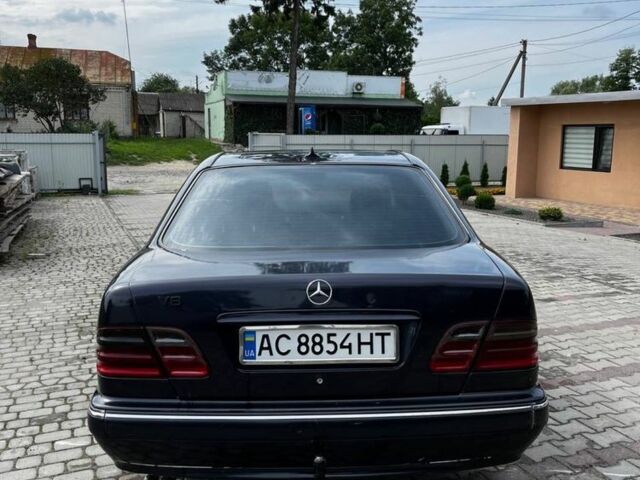 Фіолетовий Мерседес 240, об'ємом двигуна 2.7 л та пробігом 370 тис. км за 3000 $, фото 4 на Automoto.ua