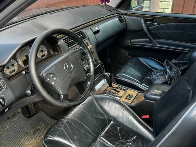 Фіолетовий Мерседес 240, об'ємом двигуна 2.7 л та пробігом 370 тис. км за 3000 $, фото 8 на Automoto.ua