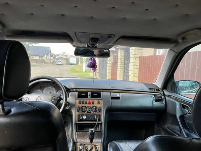 Фіолетовий Мерседес 240, об'ємом двигуна 2.7 л та пробігом 370 тис. км за 3000 $, фото 11 на Automoto.ua