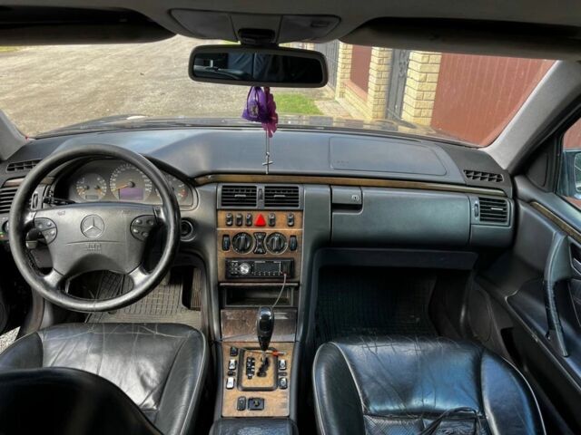 Фіолетовий Мерседес 240, об'ємом двигуна 2.7 л та пробігом 370 тис. км за 3000 $, фото 9 на Automoto.ua