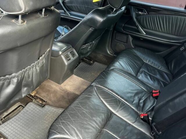 Фіолетовий Мерседес 240, об'ємом двигуна 2.7 л та пробігом 370 тис. км за 3000 $, фото 10 на Automoto.ua