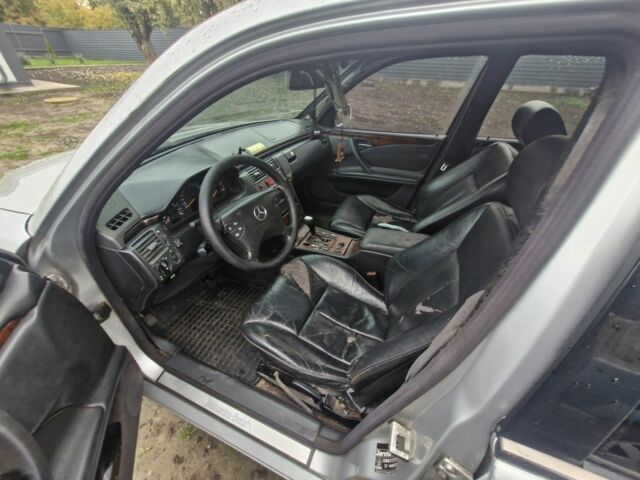 Серый Мерседес 240, объемом двигателя 2.4 л и пробегом 321 тыс. км за 1999 $, фото 4 на Automoto.ua