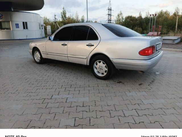 Сірий Мерседес 240, об'ємом двигуна 2.4 л та пробігом 120 тис. км за 3600 $, фото 6 на Automoto.ua