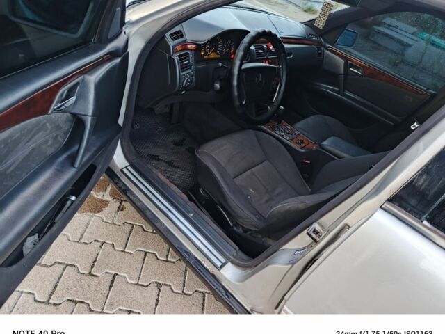 Сірий Мерседес 240, об'ємом двигуна 2.4 л та пробігом 120 тис. км за 3600 $, фото 1 на Automoto.ua