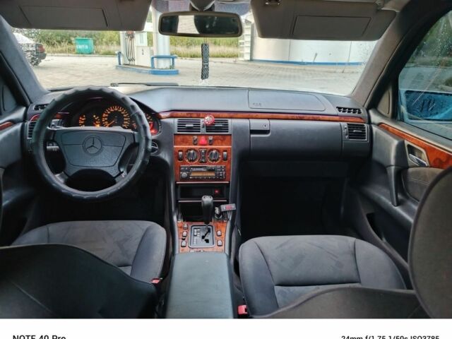 Сірий Мерседес 240, об'ємом двигуна 2.4 л та пробігом 120 тис. км за 3600 $, фото 3 на Automoto.ua