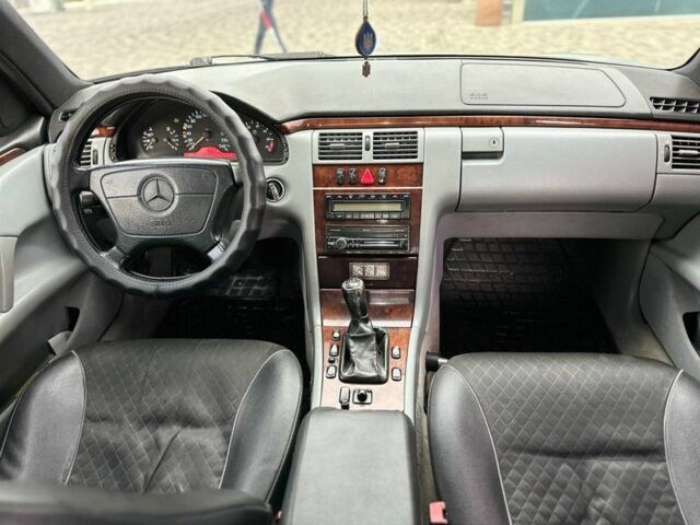 Сірий Мерседес 240, об'ємом двигуна 3.2 л та пробігом 300 тис. км за 2700 $, фото 4 на Automoto.ua