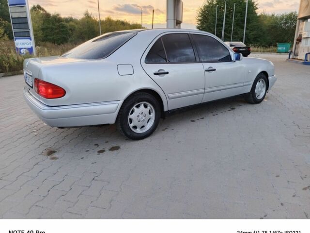 Сірий Мерседес 240, об'ємом двигуна 2.4 л та пробігом 120 тис. км за 3600 $, фото 4 на Automoto.ua