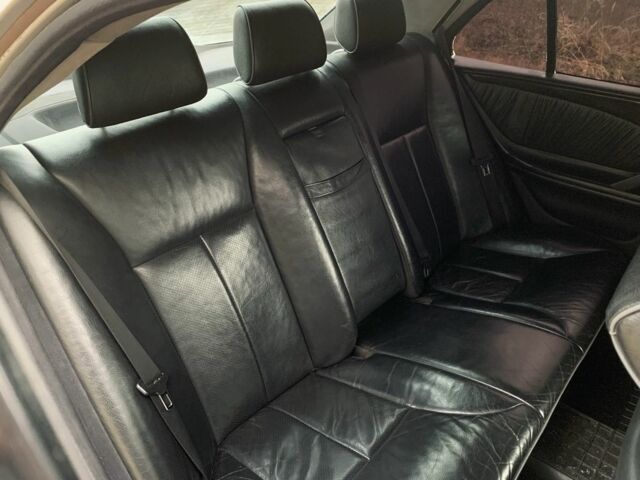 Сірий Мерседес 240, об'ємом двигуна 2.4 л та пробігом 400 тис. км за 2400 $, фото 12 на Automoto.ua