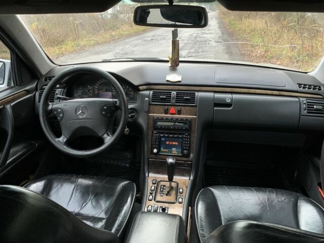 Сірий Мерседес 240, об'ємом двигуна 2.4 л та пробігом 400 тис. км за 2400 $, фото 9 на Automoto.ua