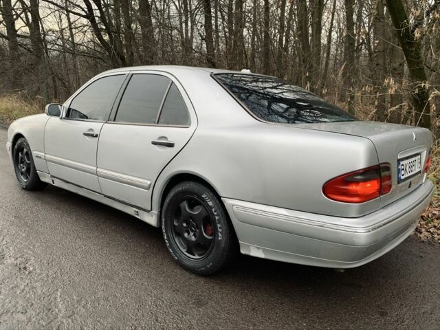 Сірий Мерседес 240, об'ємом двигуна 2.4 л та пробігом 400 тис. км за 2400 $, фото 4 на Automoto.ua