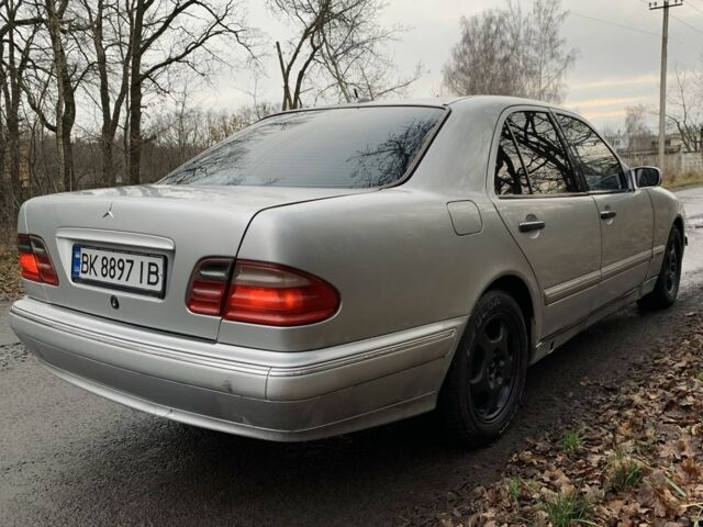 Сірий Мерседес 240, об'ємом двигуна 2.4 л та пробігом 400 тис. км за 2400 $, фото 5 на Automoto.ua