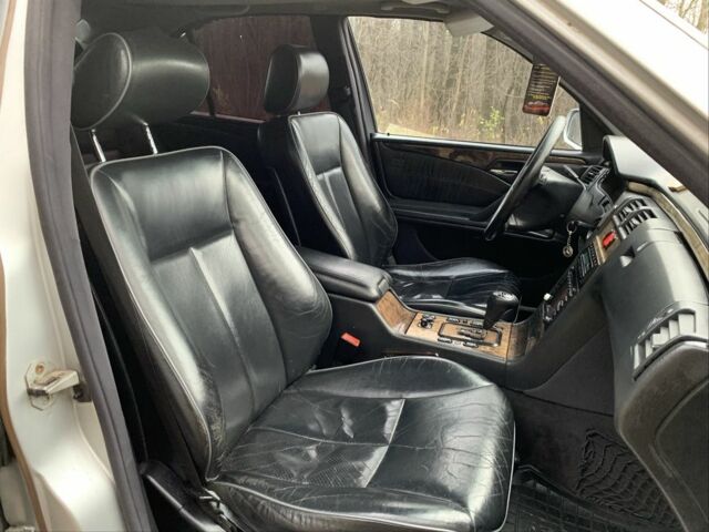 Сірий Мерседес 240, об'ємом двигуна 2.4 л та пробігом 400 тис. км за 2400 $, фото 10 на Automoto.ua