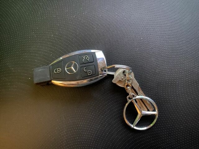 Серый Мерседес 240, объемом двигателя 2.6 л и пробегом 550 тыс. км за 3200 $, фото 10 на Automoto.ua