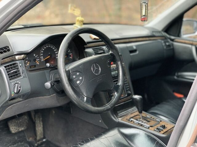 Сірий Мерседес 240, об'ємом двигуна 2.4 л та пробігом 400 тис. км за 2400 $, фото 7 на Automoto.ua