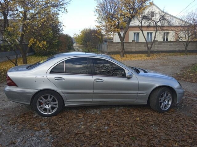 Серый Мерседес 240, объемом двигателя 2.6 л и пробегом 405 тыс. км за 3750 $, фото 3 на Automoto.ua