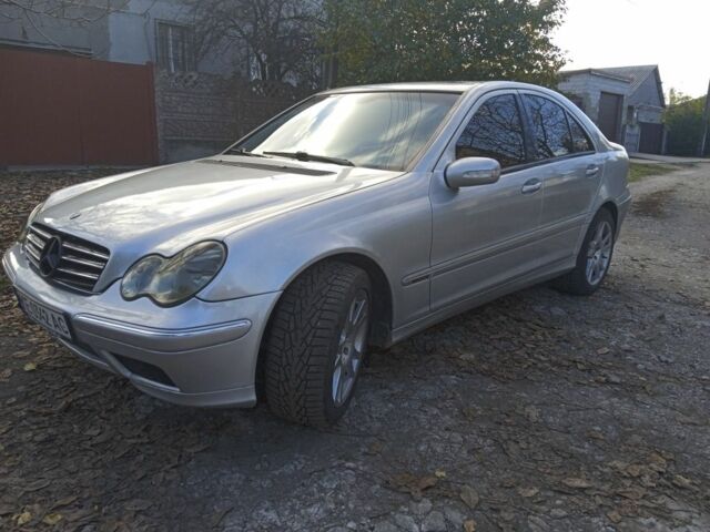 Серый Мерседес 240, объемом двигателя 2.6 л и пробегом 405 тыс. км за 3750 $, фото 1 на Automoto.ua