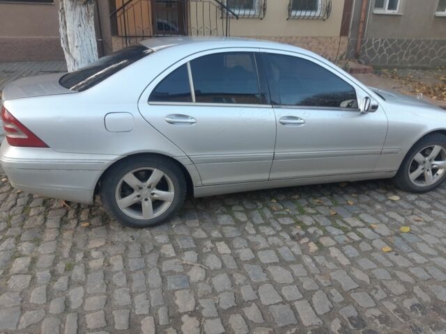 Серый Мерседес 240, объемом двигателя 2.6 л и пробегом 430 тыс. км за 3200 $, фото 2 на Automoto.ua