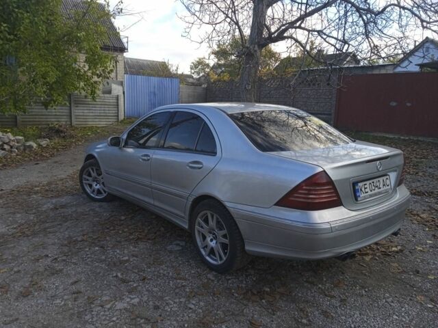 Серый Мерседес 240, объемом двигателя 2.6 л и пробегом 405 тыс. км за 3750 $, фото 5 на Automoto.ua