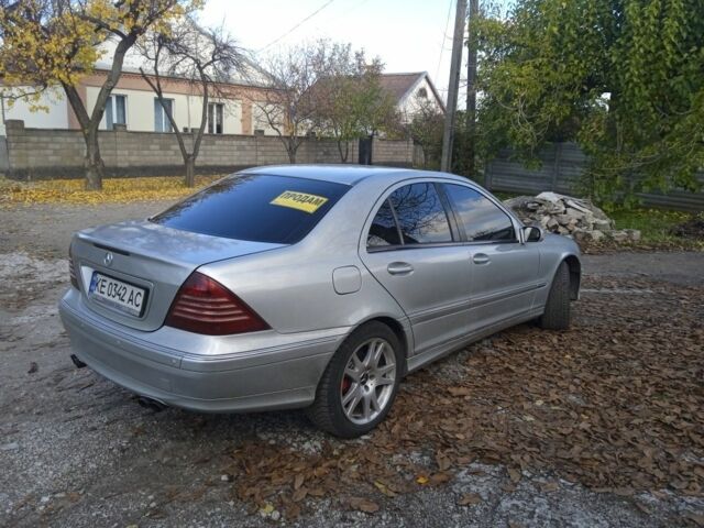 Серый Мерседес 240, объемом двигателя 2.6 л и пробегом 405 тыс. км за 3750 $, фото 4 на Automoto.ua