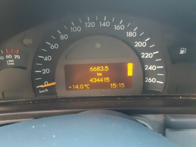 Серый Мерседес 240, объемом двигателя 2.6 л и пробегом 430 тыс. км за 3200 $, фото 4 на Automoto.ua