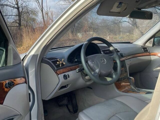 Серый Мерседес 240, объемом двигателя 2.6 л и пробегом 100 тыс. км за 4400 $, фото 4 на Automoto.ua