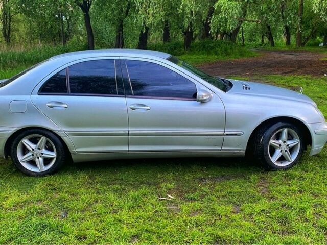 Сірий Мерседес 240, об'ємом двигуна 2.4 л та пробігом 206 тис. км за 5300 $, фото 4 на Automoto.ua