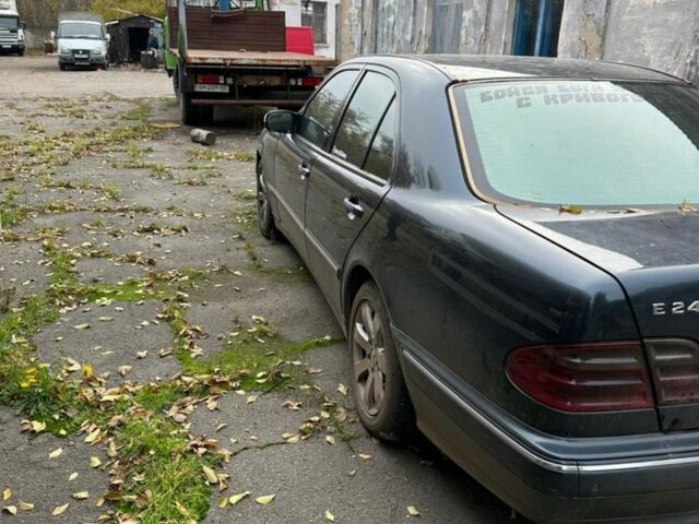 Синий Мерседес 240, объемом двигателя 2.4 л и пробегом 1000 тыс. км за 2300 $, фото 7 на Automoto.ua