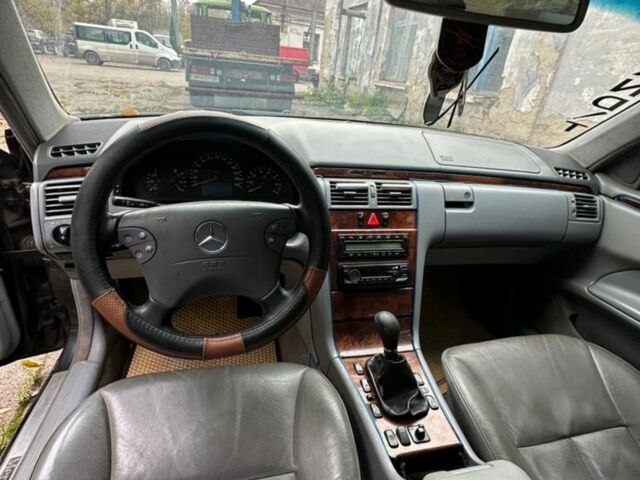 Синий Мерседес 240, объемом двигателя 2.4 л и пробегом 1000 тыс. км за 2300 $, фото 6 на Automoto.ua