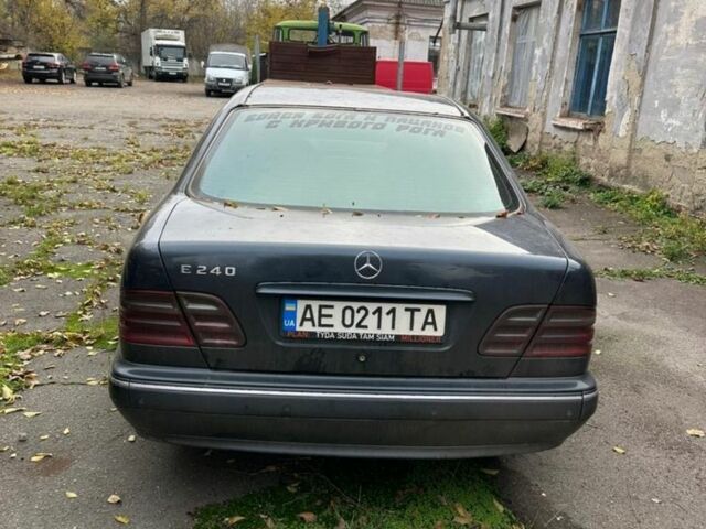 Синий Мерседес 240, объемом двигателя 2.4 л и пробегом 1000 тыс. км за 2300 $, фото 3 на Automoto.ua