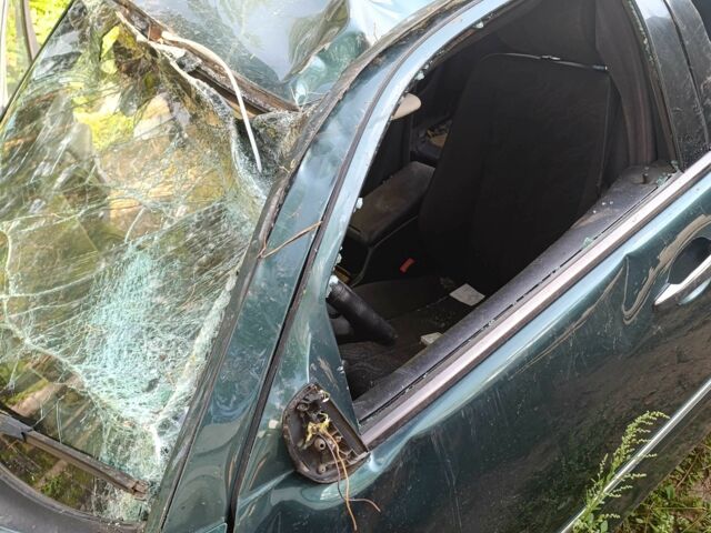 Зелений Мерседес 240, об'ємом двигуна 2.4 л та пробігом 380 тис. км за 1000 $, фото 3 на Automoto.ua