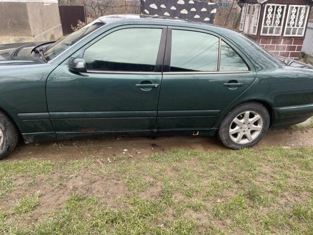 Зеленый Мерседес 240, объемом двигателя 2.6 л и пробегом 445 тыс. км за 3800 $, фото 2 на Automoto.ua