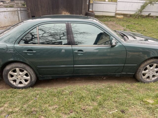 Зеленый Мерседес 240, объемом двигателя 2.6 л и пробегом 445 тыс. км за 3800 $, фото 5 на Automoto.ua