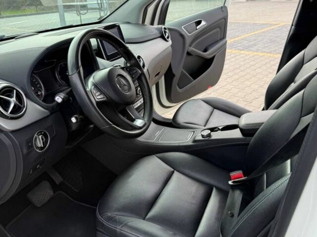 Білий Мерседес 250, об'ємом двигуна 0 л та пробігом 193 тис. км за 10000 $, фото 1 на Automoto.ua