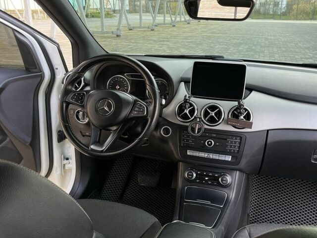 Белый Мерседес 250, объемом двигателя 0 л и пробегом 87 тыс. км за 9800 $, фото 7 на Automoto.ua