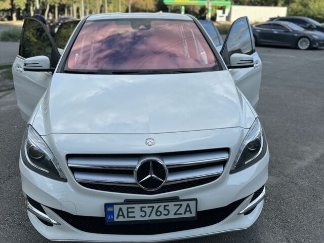 Белый Мерседес 250, объемом двигателя 0 л и пробегом 145 тыс. км за 12000 $, фото 1 на Automoto.ua