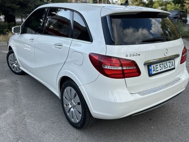 Белый Мерседес 250, объемом двигателя 0 л и пробегом 145 тыс. км за 12000 $, фото 2 на Automoto.ua