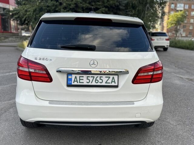 Белый Мерседес 250, объемом двигателя 0 л и пробегом 145 тыс. км за 12000 $, фото 3 на Automoto.ua