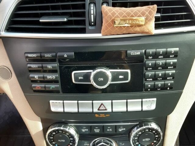 Белый Мерседес 250, объемом двигателя 1.8 л и пробегом 140 тыс. км за 14000 $, фото 23 на Automoto.ua