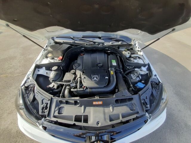 Белый Мерседес 250, объемом двигателя 1.8 л и пробегом 140 тыс. км за 14000 $, фото 13 на Automoto.ua