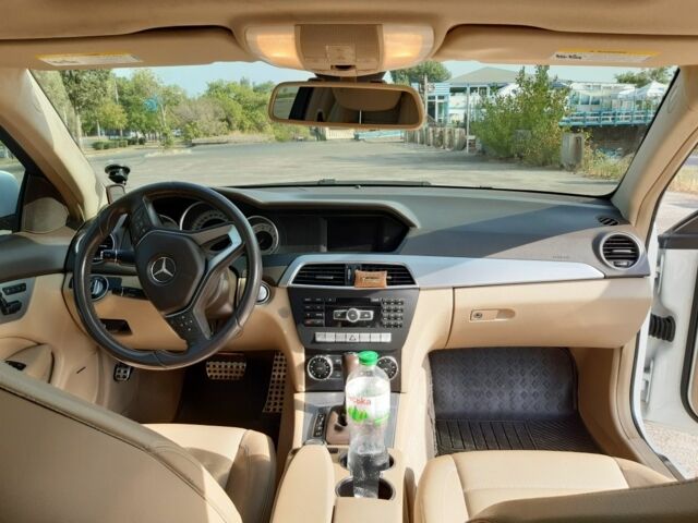 Белый Мерседес 250, объемом двигателя 1.8 л и пробегом 140 тыс. км за 14000 $, фото 14 на Automoto.ua