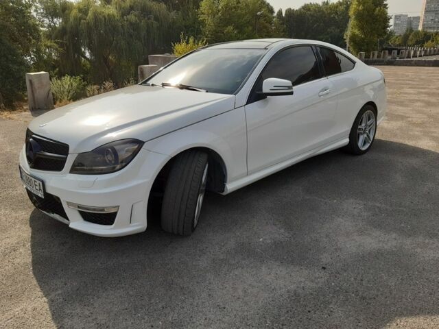 Белый Мерседес 250, объемом двигателя 1.8 л и пробегом 140 тыс. км за 14000 $, фото 2 на Automoto.ua