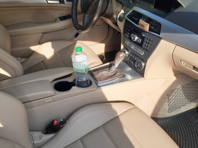 Белый Мерседес 250, объемом двигателя 1.8 л и пробегом 140 тыс. км за 14000 $, фото 16 на Automoto.ua