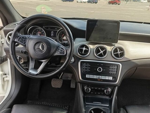 Белый Мерседес 250, объемом двигателя 2 л и пробегом 117 тыс. км за 20700 $, фото 7 на Automoto.ua