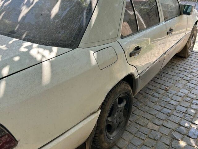 Белый Мерседес 250, объемом двигателя 2.5 л и пробегом 550 тыс. км за 900 $, фото 2 на Automoto.ua