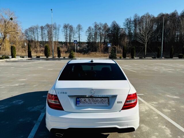 Белый Мерседес 250, объемом двигателя 1.8 л и пробегом 187 тыс. км за 12000 $, фото 7 на Automoto.ua