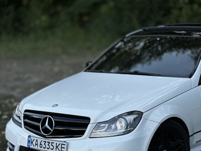 Білий Мерседес 250, об'ємом двигуна 1.8 л та пробігом 230 тис. км за 12555 $, фото 1 на Automoto.ua